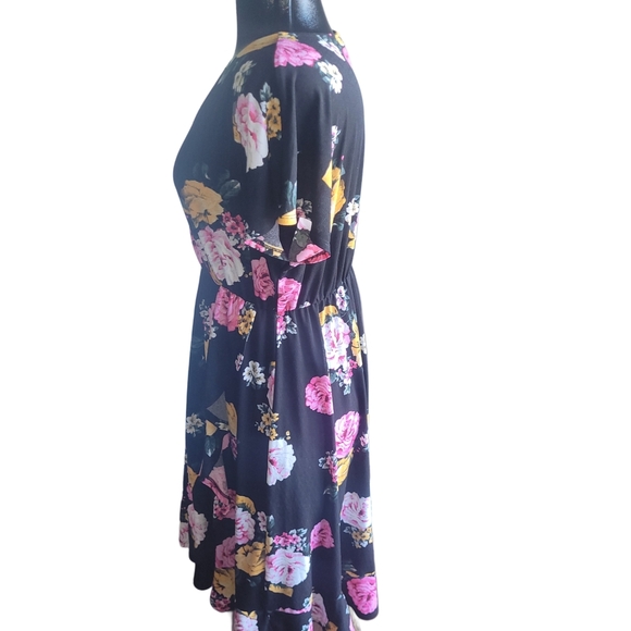 Torrid Black Faux Wrap Short Sleeve Dress With Floral Print Sz.0 - Picture 6 of 8
